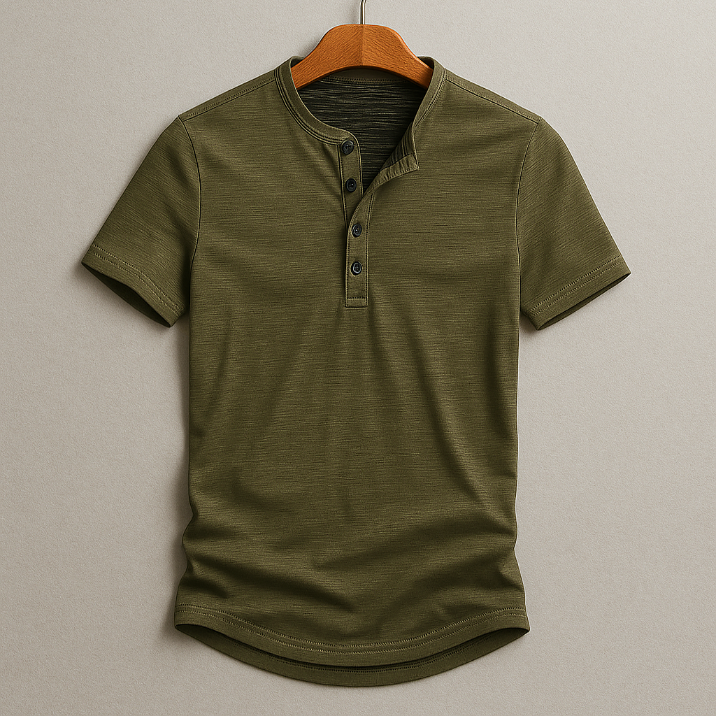 Lässiges Herren Henley Shirt in Rot mit Kurzarm und abgerundetem Saum. Perfekt für Freizeitmode.