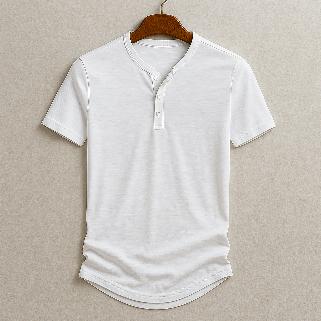 Stilvolles Herren Frühlings-Henley-Shirt in Grün, kurzärmlig und leicht, mit abgerundetem Saum.