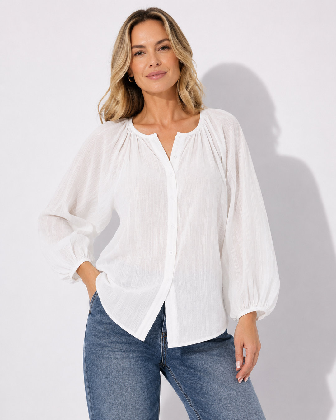 Gestreifte Damenbluse mit eleganten Puffärmeln in Weiß, perfekt für Sommer, Freizeit & Business.