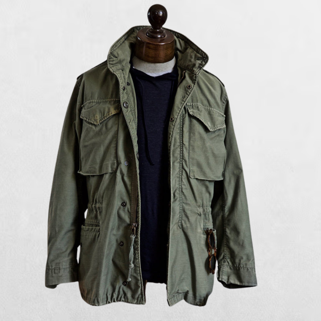 Wetterfeste Herren Kapuzenjacke in Schwarz, robustes Material, ideal für Freizeit und ganzjährig.