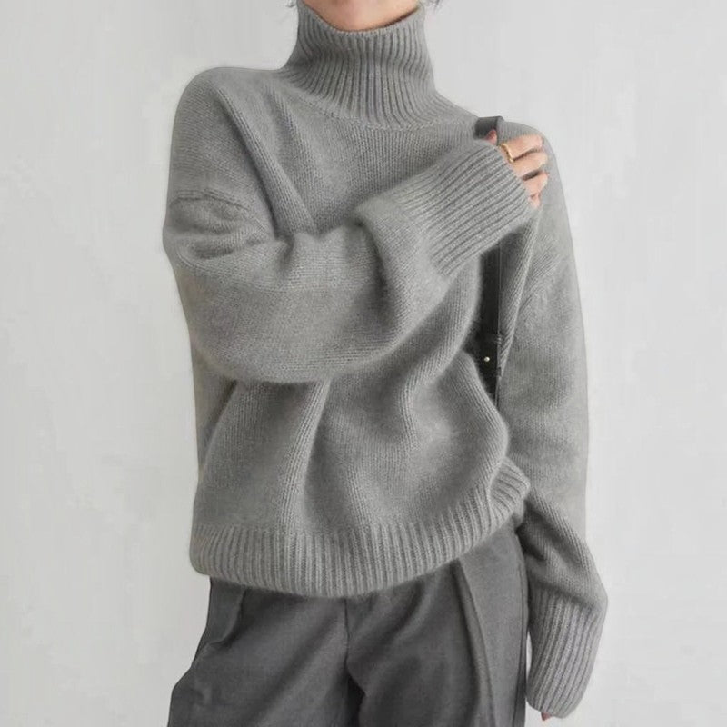 Damen Rollkragen Strickpullover in Khaki, langärmlig und gerippt, getragen von einem Model für Herbst/Winter-Looks.