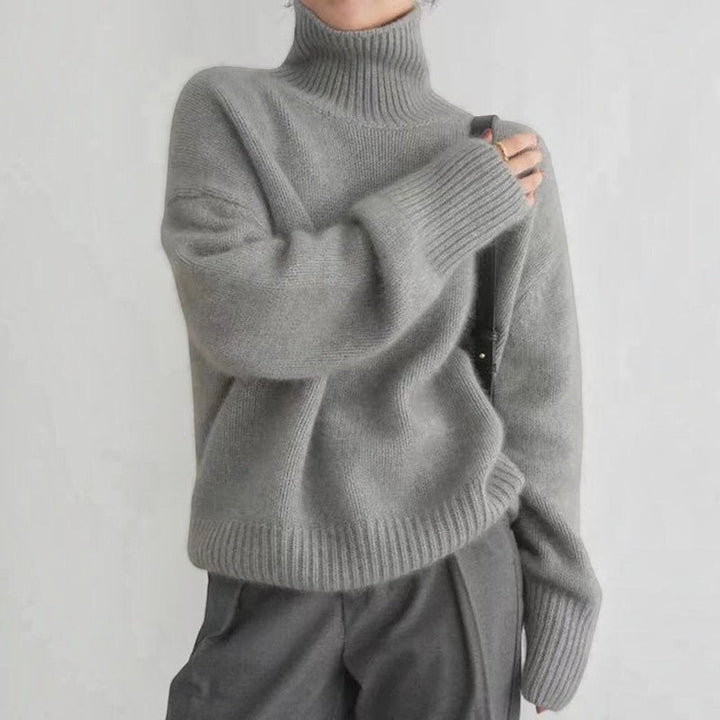 Damen Rollkragen Strickpullover in Khaki, langärmlig und gerippt, getragen von einem Model für Herbst/Winter-Looks.