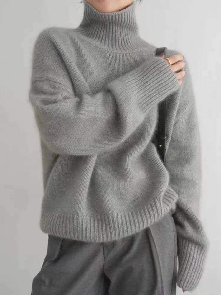 Unifarbener Damen Rollkragen-Strickpullover, vielseitig kombinierbar für einen casual chic Winterlook.