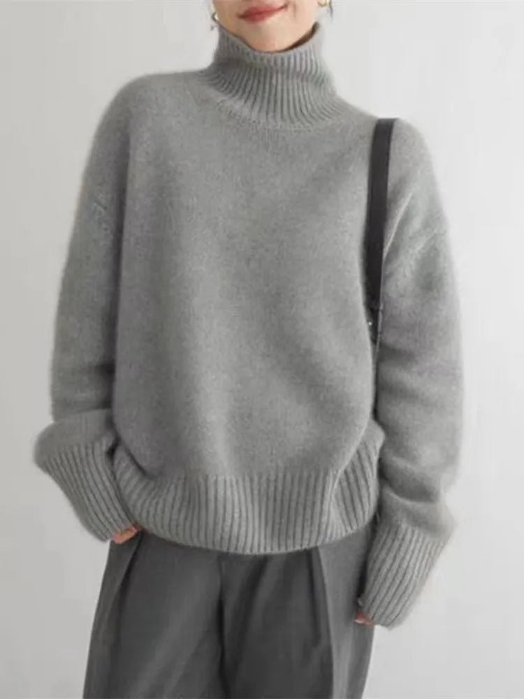 Moderner Damen Strickpullover mit hohem Rollkragen, unverzichtbar als warmer Winterpullover für Frauen.
