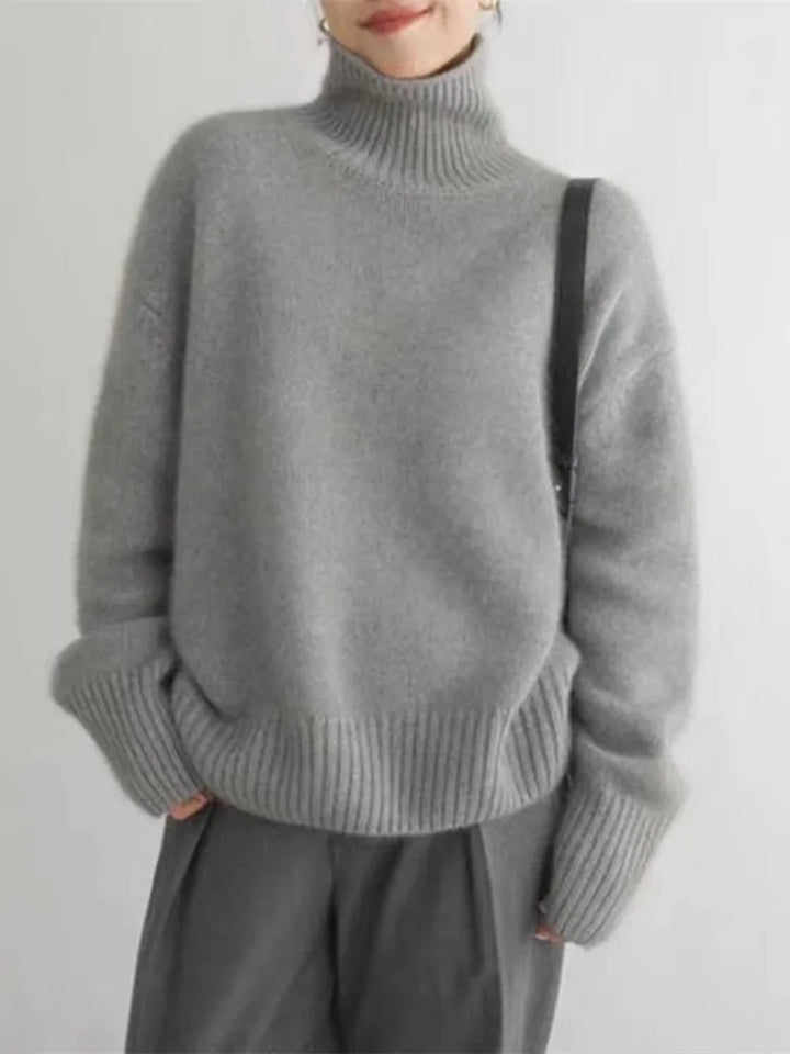 Moderner Damen Strickpullover mit hohem Rollkragen, unverzichtbar als warmer Winterpullover für Frauen.