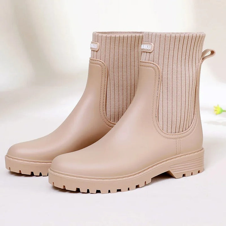 Modische Damen Regenstiefel für Spaziergänge im Regen, Gartenarbeit & Stadt. Wasserdichte Stiefel bieten Komfort & Schutz.