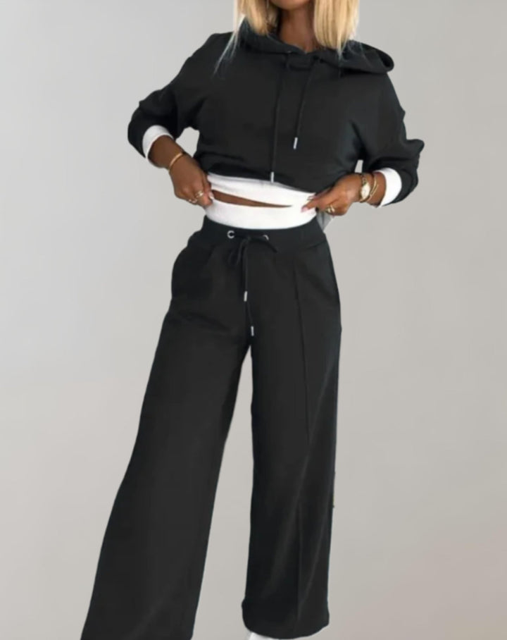 Bequemes Damen Lounge Set Zweiteiler mit Cropped Hoodie und weiter Hose für Freizeit und Zuhause.