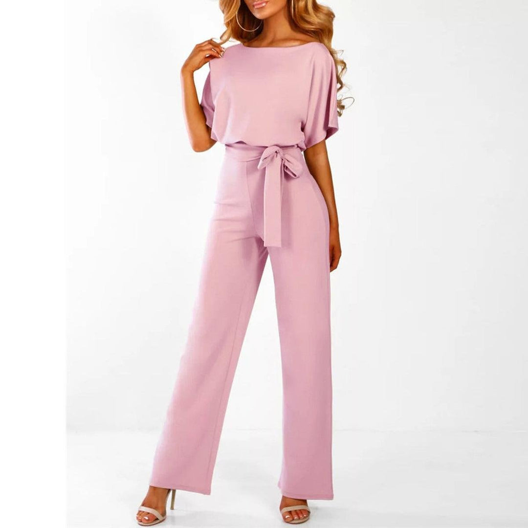 Modischer Damen Jumpsuit mit weitem Bein für eine moderne Silhouette. Bindegürtel betont die Taille. Eleganter Overall.