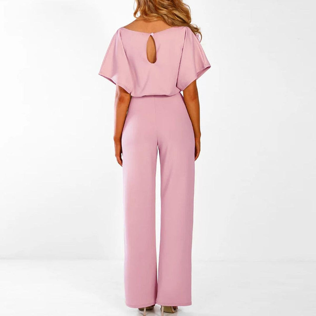 Eleganter Sommer-Overall für Damen. Dieser Jumpsuit mit weitem Bein und Bindegürtel ist ein stilvolles Einzelteil.