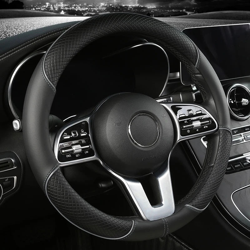 Rutschfeste Lenkradhülle aus Kunstleder mit Diamantstruktur. Verbessert Griff und Fahrkomfort im Auto Interieur.