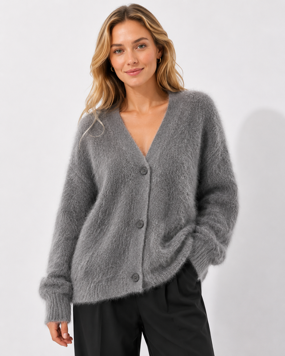 Moderner Damen Rundhalspullover, fein gestrickt. Ideal für kuschelige Wintertage und lässige Herbst-Outfits.