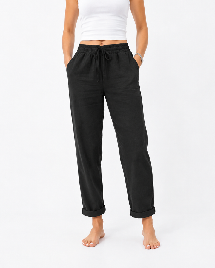 Modische Damenhose mit Gummizug im Sommerstil, bequem und elegant, getragen für einen entspannten Freizeitausflug.