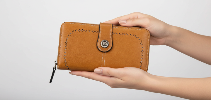 Elegante Damen Geldbörse am Handgelenk, praktisch und mit viel Stauraum.