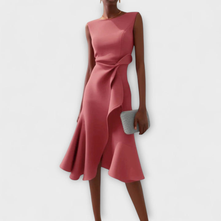 Schickes ärmelloses Partykleid, drapiertes Design, ideal als Abendkleid für Damen.