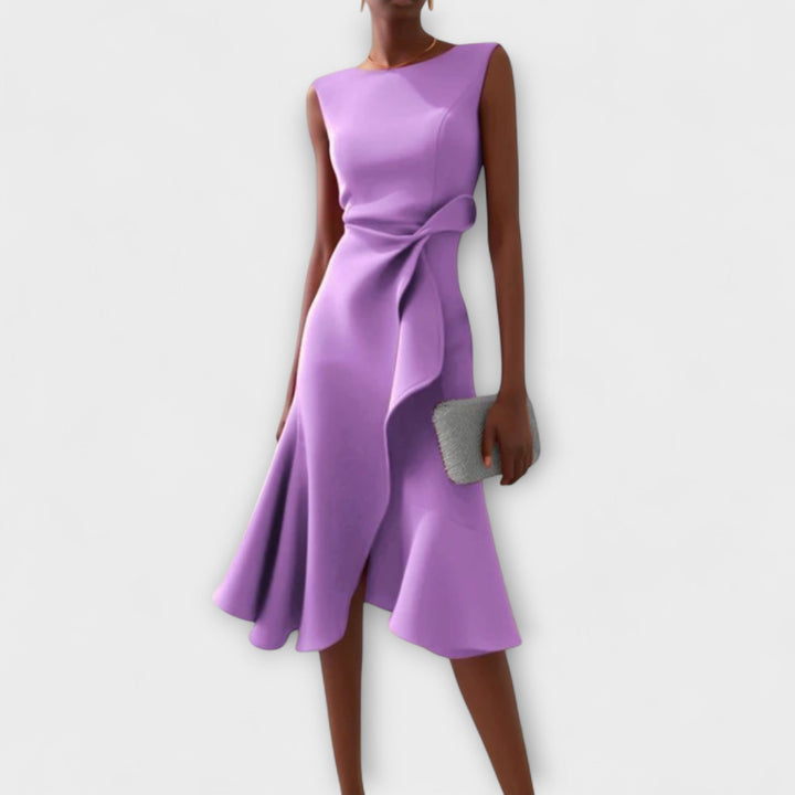 Burgundrotes, drapiertes Midi-Kleid für Damen, festlich und stilvoll, betont die Figur.