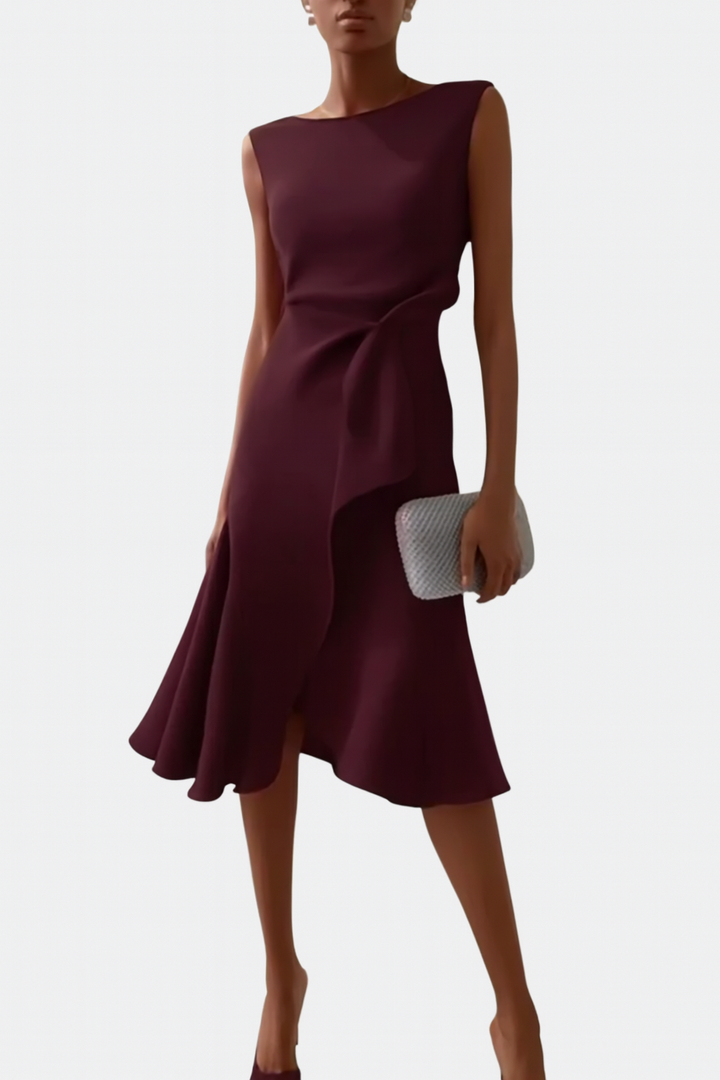 Detailansicht des Drapés am Midi Abendkleid; hochwertige Verarbeitung für luxuriösen Komfort.