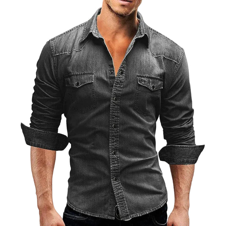 Moderner Herr trägt stylisches blaues Slim Fit Denim Hemd. Vielseitiges Langarm-Jeanshemd für einen lässigen Alltagslook.
