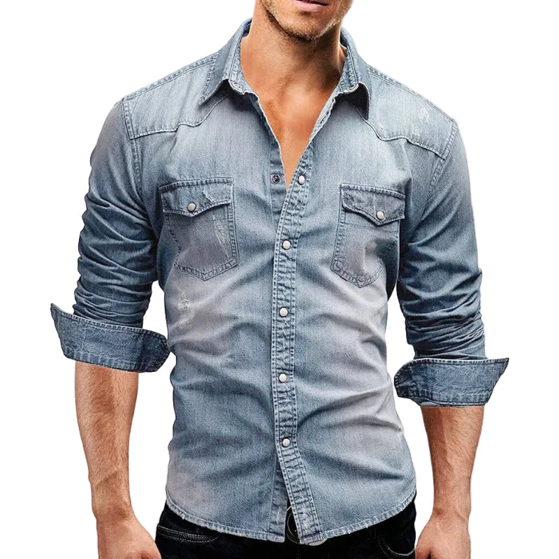 Nahaufnahme des blauen Slim Fit Denim Hemdes, zeigt Details der Jeans-Struktur und Knöpfe. Hochwertiges Langarmhemd.