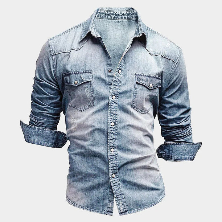 Herren Slim Fit Denim Hemd, sauber gefaltet präsentiert. Modernes blaues Jeanshemd, ideal für Herrenmode und Oberbekleidung.