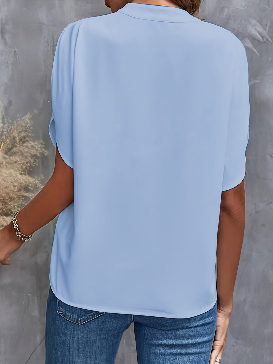 Damen Sommerbluse mit klassischem Kragen, stilvoll und luftig. Ideale schicke Büro- oder Freizeitbluse.