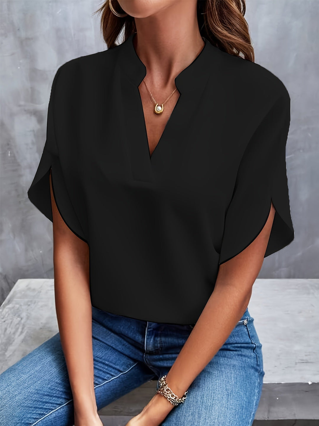 Detailaufnahme der eleganten Damen Bluse, zeigt feine Stoffstruktur. Atmungsaktiver Komfort für jeden Anlass.