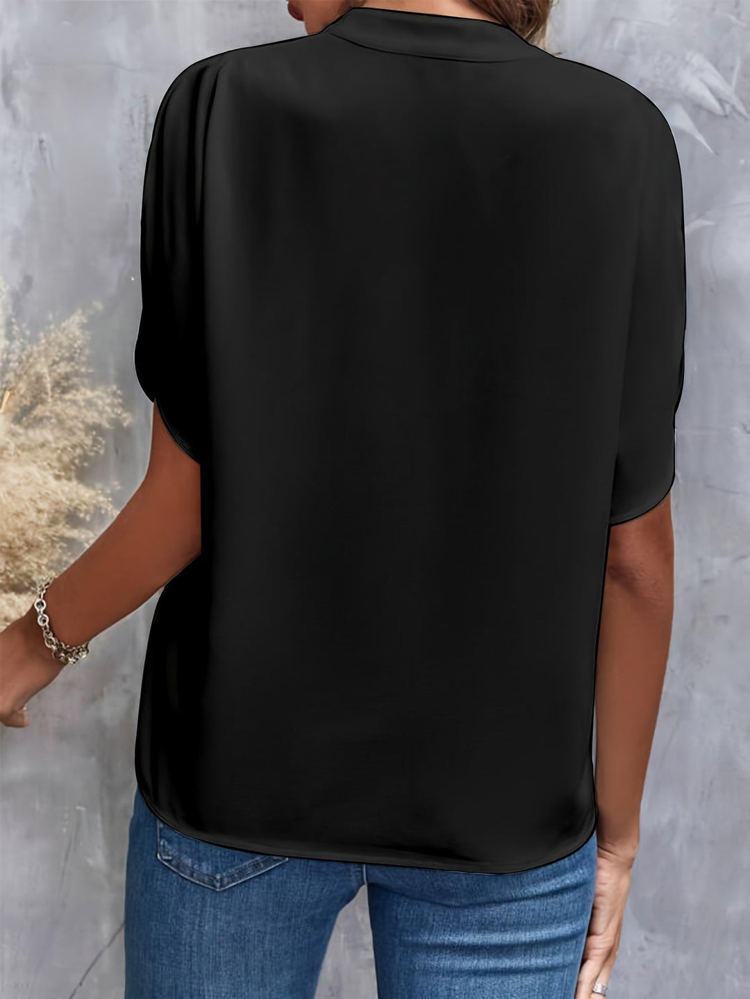 Rückenansicht der vielseitigen Damen Bluse. Bequem & elegant, perfekt für Business & Freizeit im Frühling/Sommer.