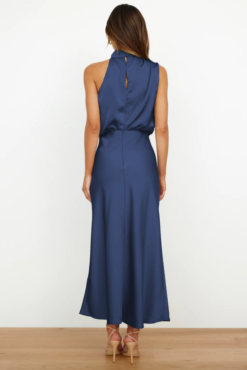 Glamouröses Damen Ballkleid: Halterneck Maxikleid, fließend und festlich für besondere Gelegenheiten.
