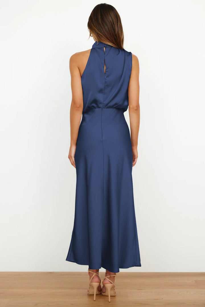 Glamouröses Damen Ballkleid: Halterneck Maxikleid, fließend und festlich für besondere Gelegenheiten.