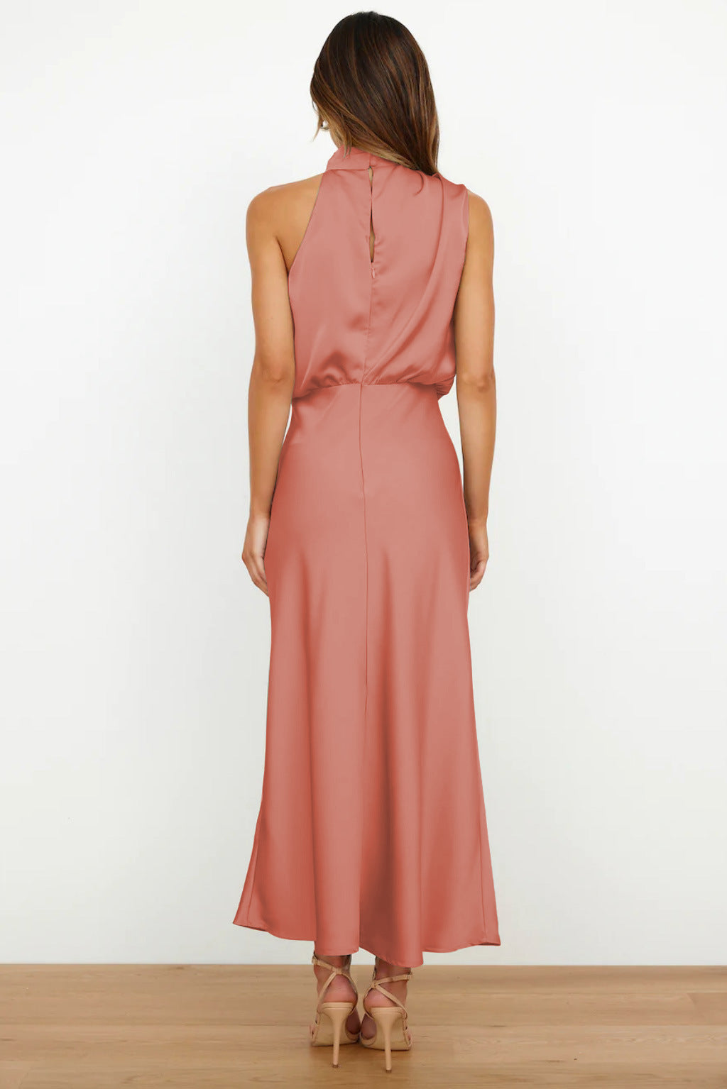 Festliches Halterneck Maxikleid für Damen, ideal als elegantes Hochzeitsgastkleid oder Ballkleid.