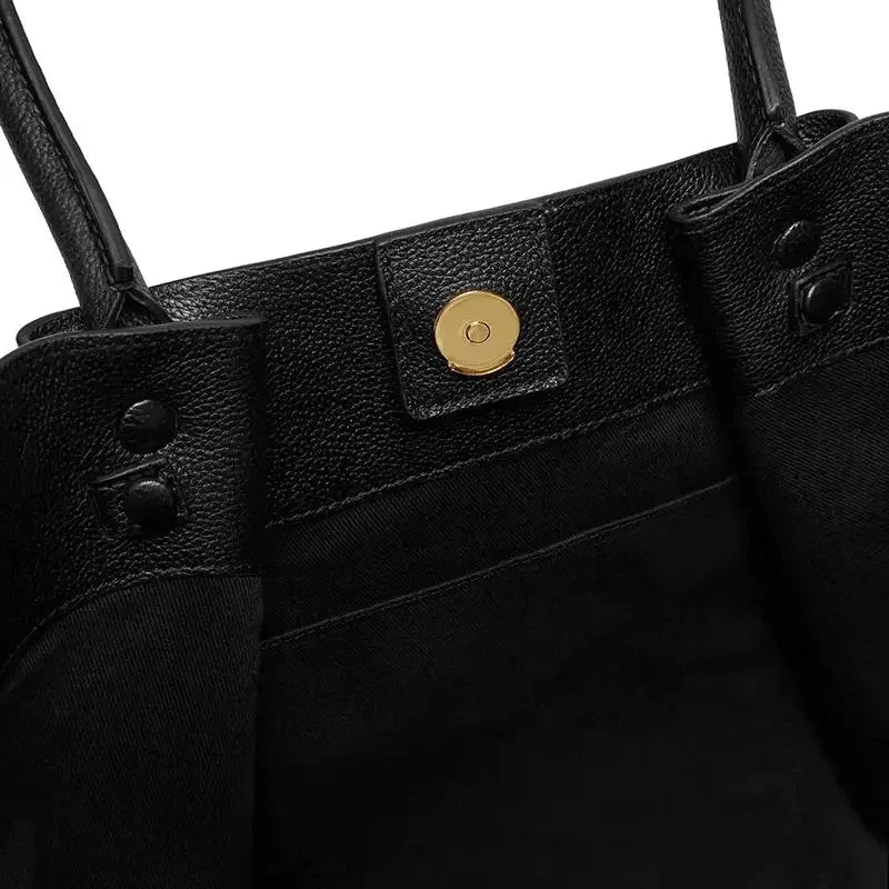 Geräumige weiße Damenhandtasche, ideal als Businessbag oder eleganter Shopper für den Alltag.