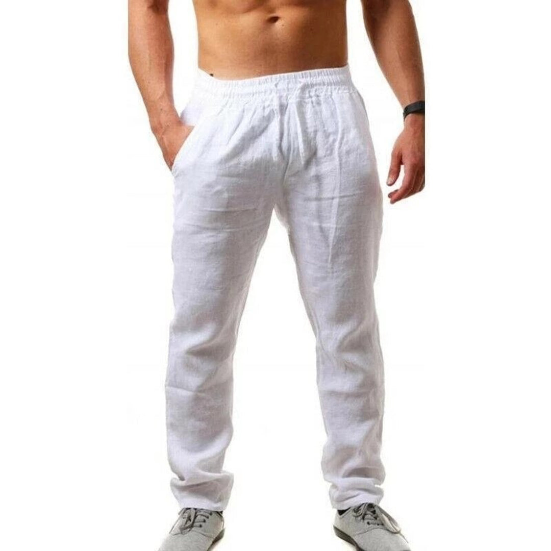 Rückansicht der bequemen Herren Sommerhose. Atmungsaktiv & leicht, ideal für warme Sommertage und entspannte Stunden.