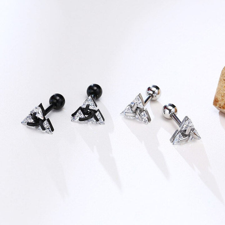 Geometrische Dreieck Ohrstecker in Silber. Minimalistischer Unisex Schmuck, ideal als Herrenohrring und Damenohrring.