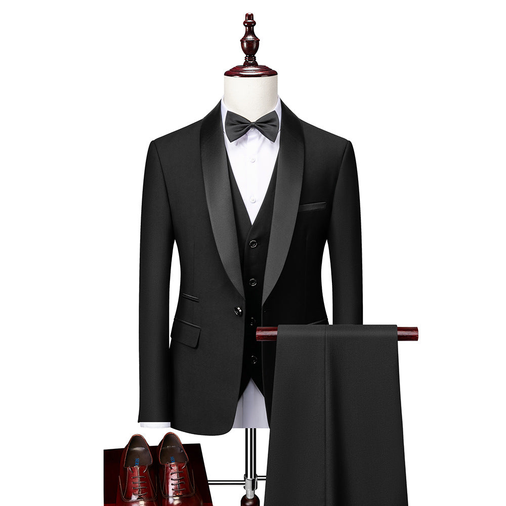 Eng anliegender Slim-Fit Herrenanzug für eine moderne, schicke Silhouette, ideal für Hochzeitsgäste.