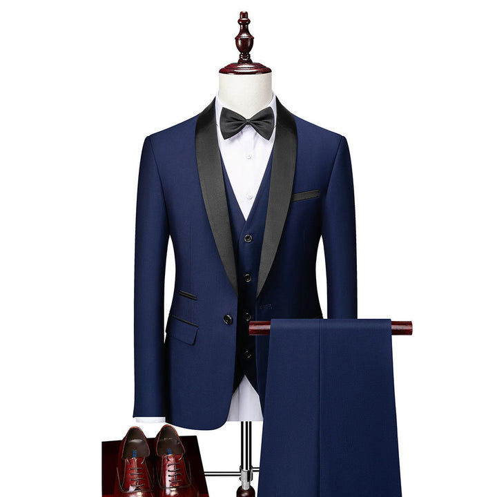 Exklusiver Dreiteiler Hochzeitsanzug für Herren, schmal geschnitten, unterstreicht Eleganz des Bräutigams.