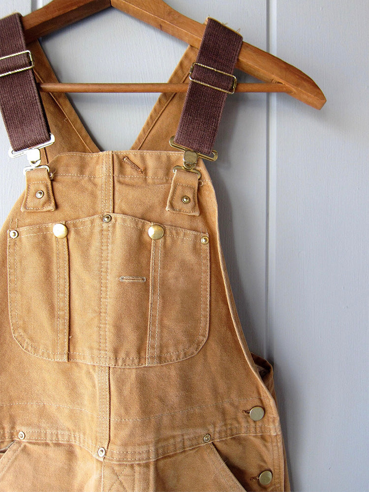 Robuste Damen Latzhose Vintage-Stil: ideal als Arbeitskleidung oder strapazierfähige Freizeitmode für Frauen.