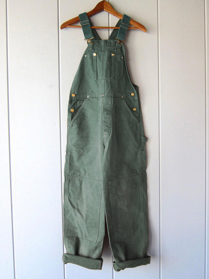 Model in bequemer Damen Vintage Latzhose (Kamel): stylisch, praktisch & ideal für entspannte Freizeit.