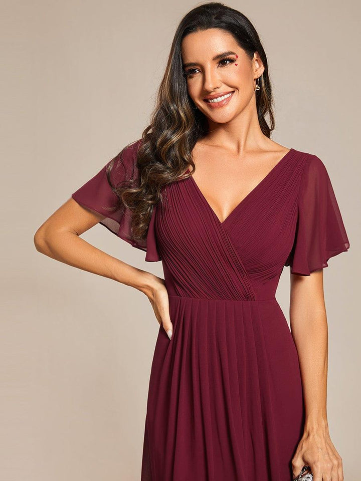 Modernes Vokuhila Cocktailkleid, Kurzarm, Midi-Länge, elegant für besondere Momente.