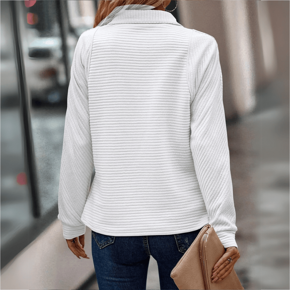 Nahaufnahme des strukturierten Damen Halbzip-Pullovers; modernes Design & weiches Material für Wintermode.