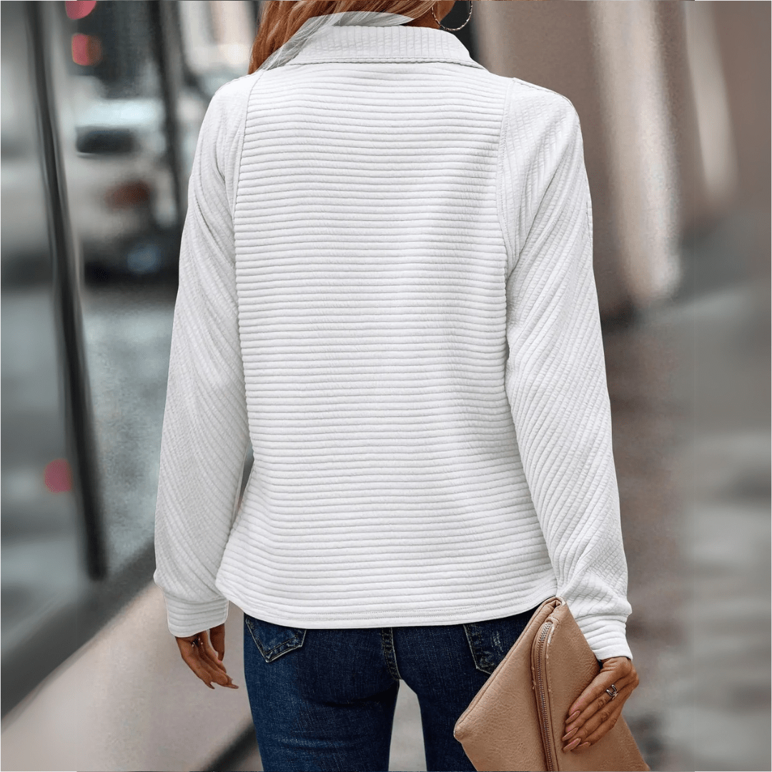 Nahaufnahme des strukturierten Damen Halbzip-Pullovers; modernes Design & weiches Material für Wintermode.