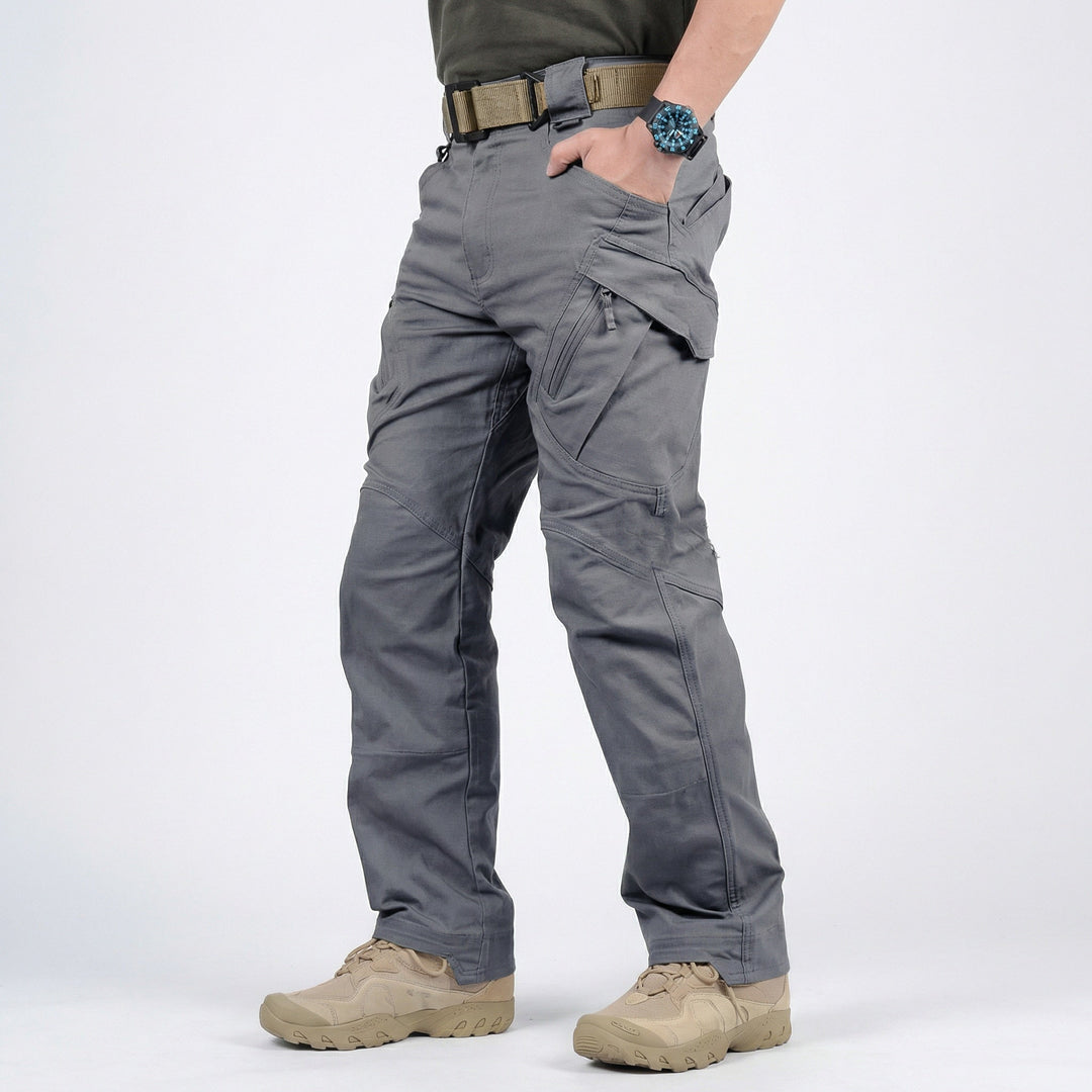 Taktische Herrenhose, wasserabweisend & robust, ideal für Outdoor-Abenteuer und Freizeitaktivitäten.