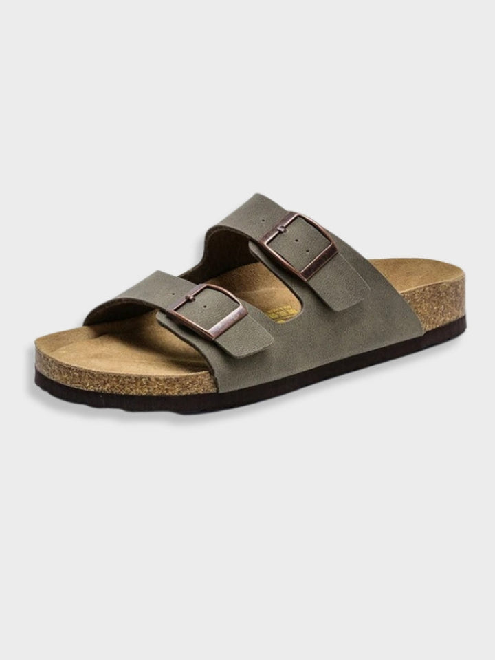 Sommerliche Herren-Hauspantoffeln im Arizona-Stil mit offenen Zehen und Doppelriemen, sehr bequem.