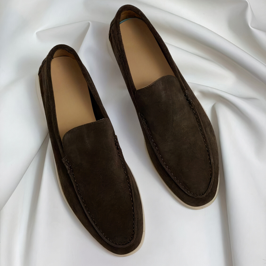 Nahaufnahme eines hochwertigen Herren Business Loafers aus Leder, klassischer Slipper-Stil für Eleganz.