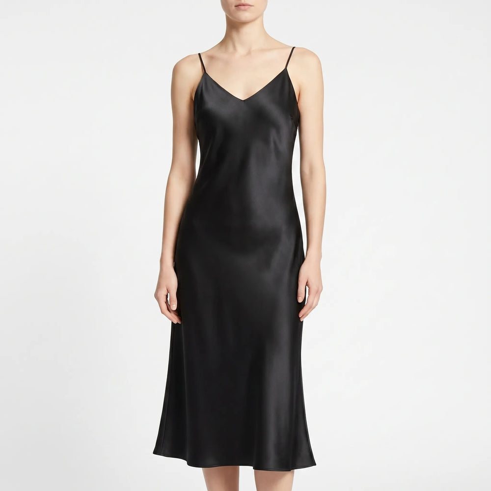 Rückenansicht des glänzenden Damen Midi-Trägerkleides, klassisch und elegant für besondere Anlässe.