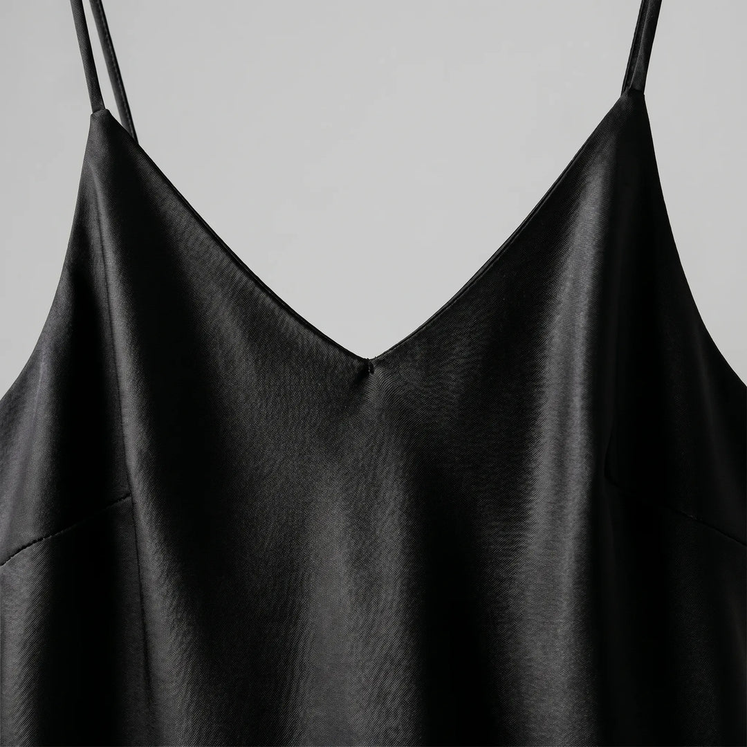 Nahaufnahme des V-Ausschnitts und der Spaghettiträger dieses eleganten Damen Midi-Abendkleides.