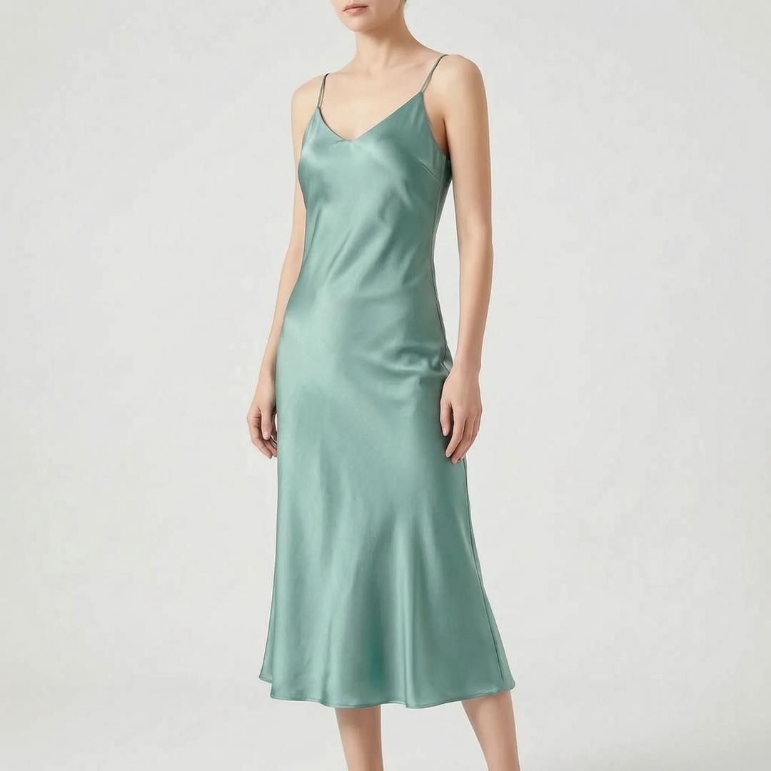 Model trägt ein klassisches, elegantes Damen Midi-Kleid mit Trägern und V-Ausschnitt für festliche Anlässe.