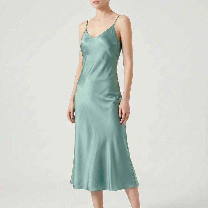 Model trägt ein klassisches, elegantes Damen Midi-Kleid mit Trägern und V-Ausschnitt für festliche Anlässe.