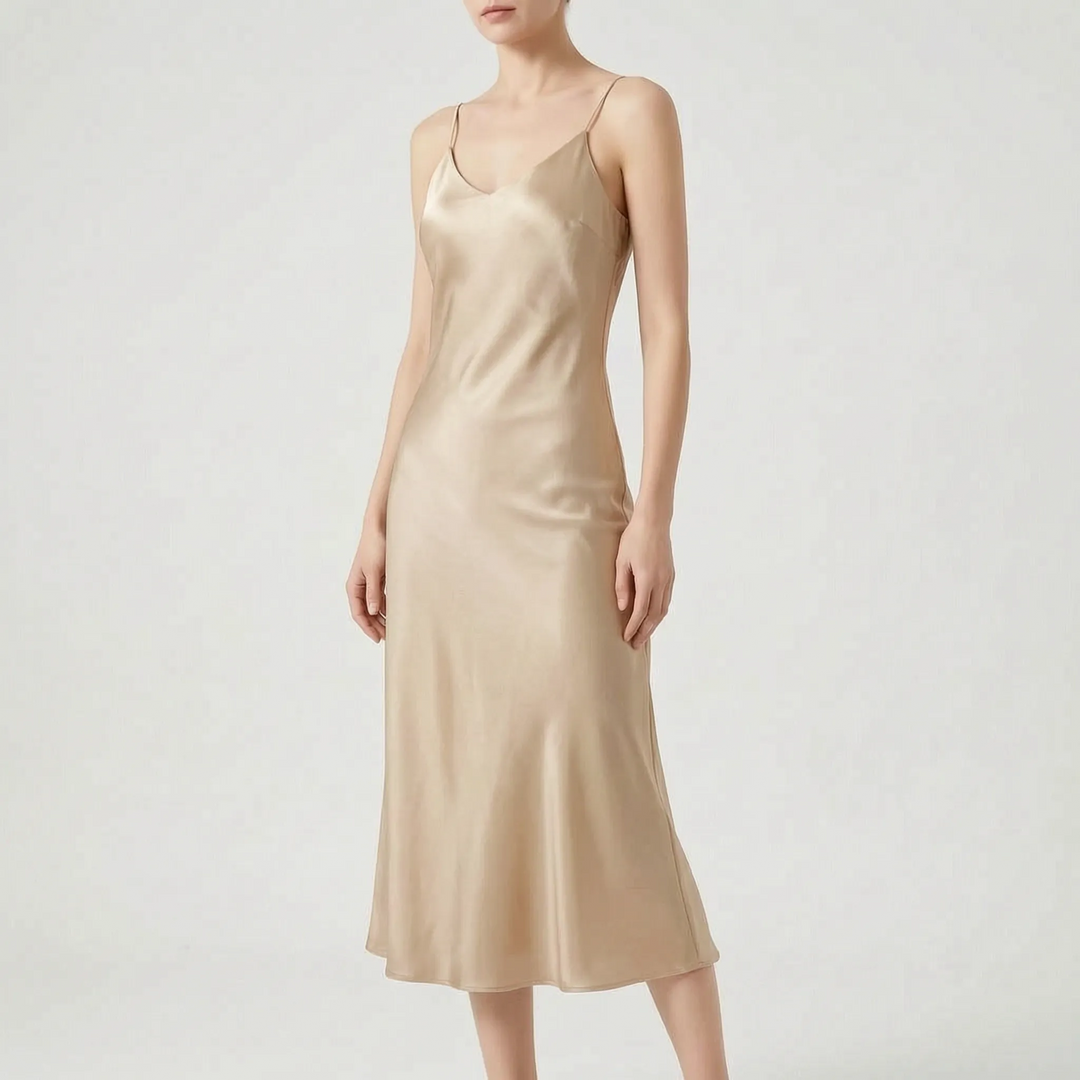 Glänzendes Trägerkleid für Damen in Midilänge, ein vielseitiges Cocktail- und Abendkleid mit Eleganz.