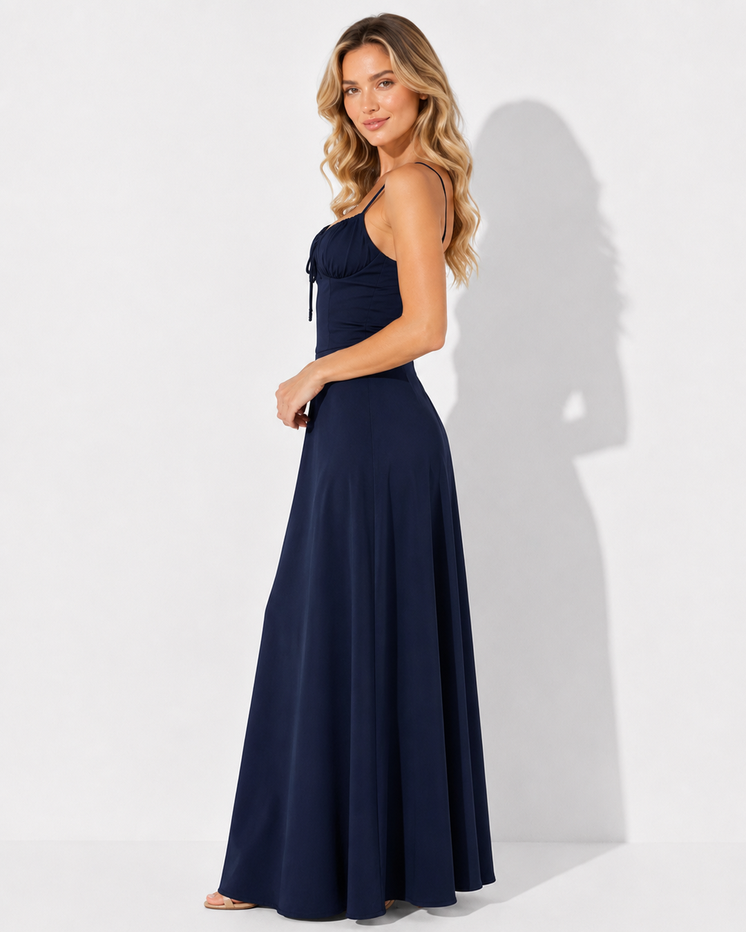 Rückenfreies Damen Abendkleid mit Schnürung und Korsett-Oberteil, elegantes Design.