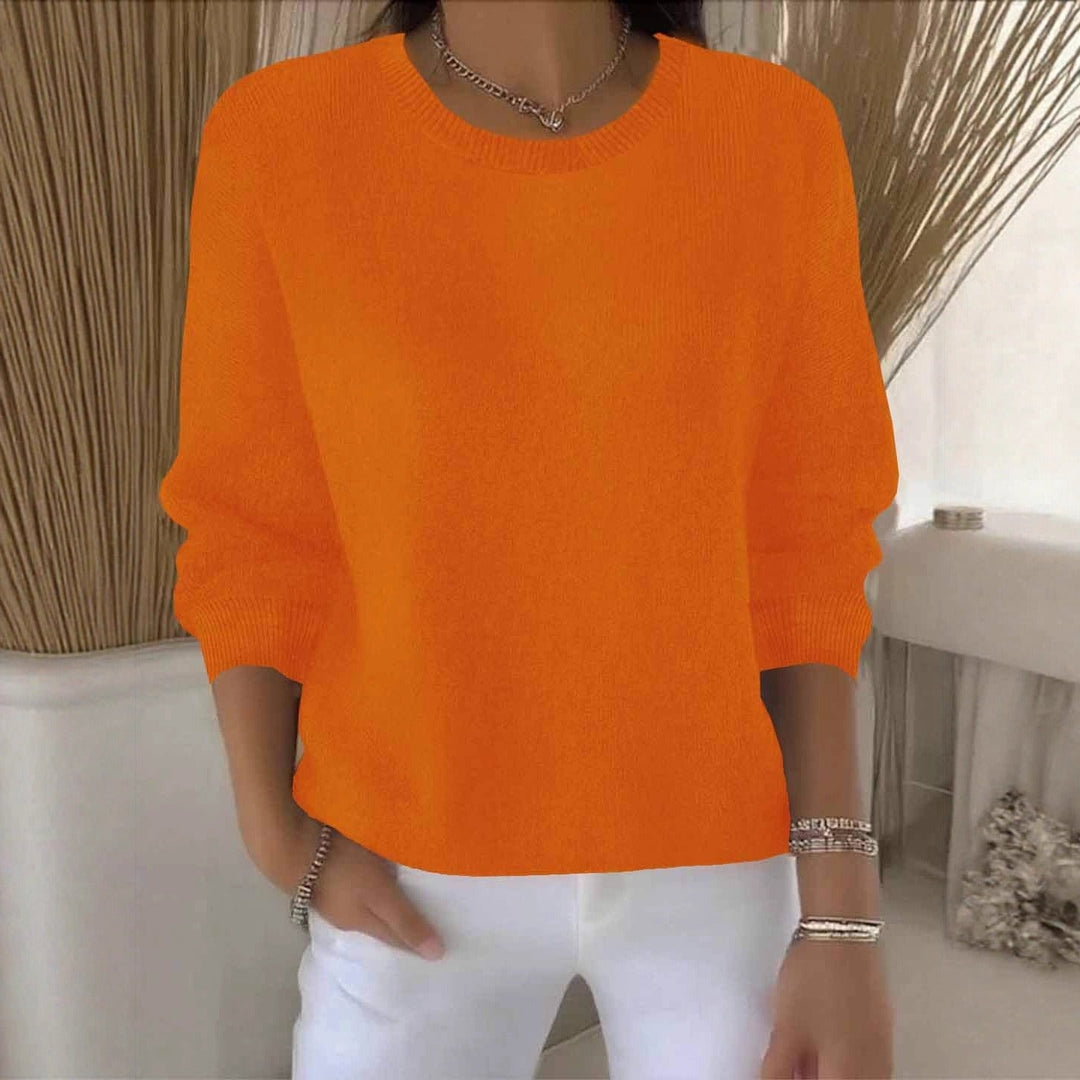 Frau spaziert in elegantem Damen-Strickpullover, bequem und stilvoll für Outdoor-Aktivitäten.