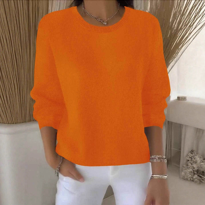 Frau spaziert in elegantem Damen-Strickpullover, bequem und stilvoll für Outdoor-Aktivitäten.